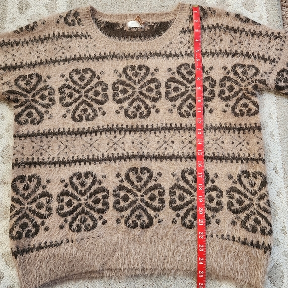 Amichi Fuzzy Sweater - Picture 6 of 10